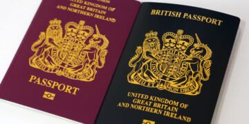 برطانیہ: بادشاہ چارلس کے شاہی نشان والے نئے پاسپورٹس جاری کرنے کا فیصلہ