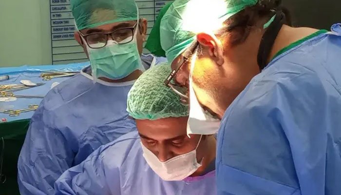 پاکستان میں پہلی بار خاتون کے عطیہ کردہ قارنیہ کی کامیاب پیوند کاری، دو سپاہیوں کی بینائی بحال