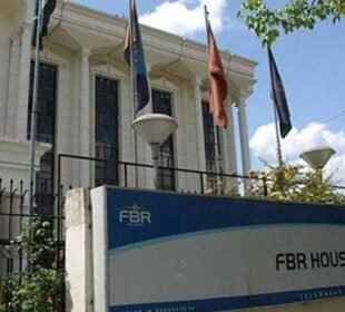 وزیراعظم کا ایکشن، ایف بی آر افسر کو عہدے سے ہٹا دیا گیا