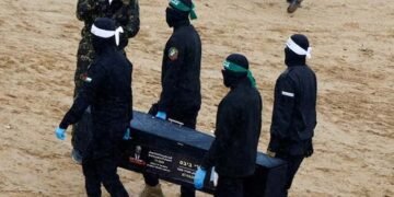 یرغمالیوں کی لاشیں اسرائیل کے حوالے، غزہ کیلئے امدادی راستہ کھلنے کی امید 21 یرغمالیوں کی لاشیں اسرائیل کے حوالے، غزہ کیلئے امدادی راستہ کھلنے کی امید