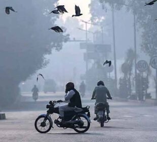 لاہور میں اسموگ کی شدت: موٹربائیک سواروں کےلیے ماسک پہننا لازمی قرار