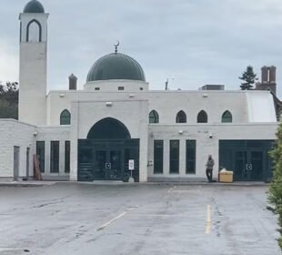 کینیڈا: مسجد کے بانی رکن کا قتل، بیٹا گرفتار 5 کینیڈا: مسجد کے بانی رکن کا قتل، بیٹا گرفتار
