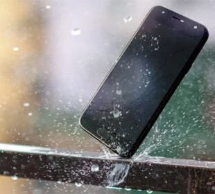 فون کی چارجنگ پورٹ میں پانی چلا جائے تو کیا کریں؟ اہم احتیاطی تدابیر جانیں