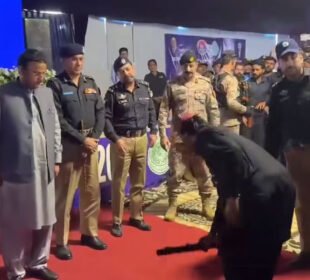 کچے کے 72 ڈاکوؤں نے ہتھیار ڈال دیے، جدید اسلحہ پولیس کے حوالے