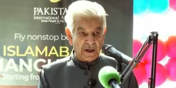 خواجہ آصف نے برطانیہ کے لیے پی آئی اے کی پروازیں بحال کرنے کا افتتاح کر دیا 28 خواجہ آصف نے برطانیہ کے لیے پی آئی اے کی پروازیں بحال کرنے کا افتتاح کر دیا