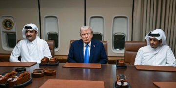 امریکی صدر کا دوحہ میں مختصر قیام، امیرِ قطر سے ملاقات 13 امریکی صدر کا دوحہ میں مختصر قیام، امیرِ قطر سے ملاقات