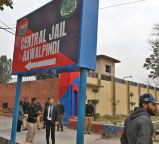 اڈیالہ جیل میں قیدیوں کی طبیعت خراب، ایک قیدی جان سے گیا 5 اڈیالہ جیل میں قیدیوں کی طبیعت خراب، ایک قیدی جان سے گیا