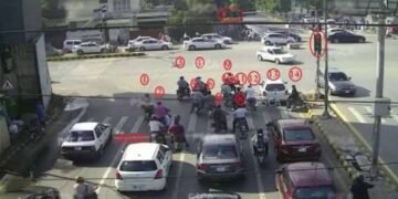 کراچی میں ای-چالان کا آغاز، صرف چند گھنٹوں میں کروڑوں روپے کے جرمانے عائد 6 کراچی میں ای-چالان کا آغاز، صرف چند گھنٹوں میں کروڑوں روپے کے جرمانے عائد