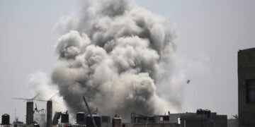 غزہ میں اسرائیلی طیاروں کی بمباری، الشفاء اسپتال کے اطراف دھماکے