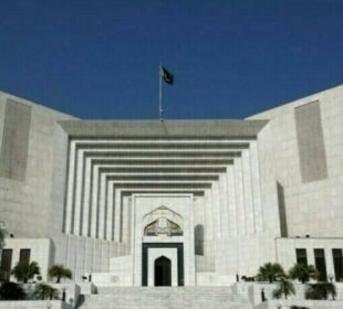 سپریم کورٹ نے افغان شہریوں کو پاکستانی شہریت دینے کا پشاور ہائیکورٹ کا فیصلہ معطل کردیا 3 سپریم کورٹ نے افغان شہریوں کو پاکستانی شہریت دینے کا پشاور ہائیکورٹ کا فیصلہ معطل کردیا