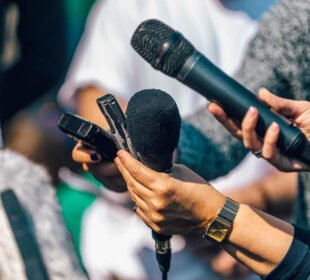 پاکستان میں صحافیوں پر حملوں میں نمایاں اضافہ، اظہارِ رائے کی آزادی خطرے میں