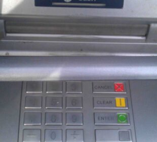 اے ٹی ایم کیش ٹریپنگ فراڈ: بینکوں اور ماہرین کی شہریوں کو خبردار رہنے کی ہدایت 1 اے ٹی ایم کیش ٹریپنگ فراڈ: بینکوں اور ماہرین کی شہریوں کو خبردار رہنے کی ہدایت