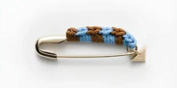 پراڈا کا مہنگا سیفٹی پن: فیشن کی دنیا میں سنسنی، سوشل میڈیا پر ہنسی کا طوفان