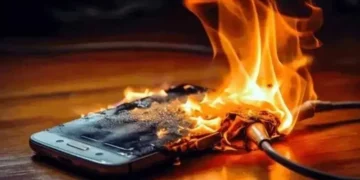 موبائل چارجر کی شارٹ سرکٹ سے لگنے والی آگ میں 6 افراد ہلاک 27 موبائل چارجر کی شارٹ سرکٹ سے لگنے والی آگ میں 6 افراد ہلاک