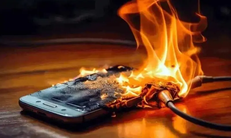 موبائل چارجر کی شارٹ سرکٹ سے لگنے والی آگ میں 6 افراد ہلاک 1 موبائل چارجر کی شارٹ سرکٹ سے لگنے والی آگ میں 6 افراد ہلاک