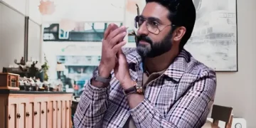 دو گھڑیاں، ایک کہانی — ابھیشیک بچن کے وقت کا راز کیا ہے؟" 38 دو گھڑیاں، ایک کہانی — ابھیشیک بچن کے وقت کا راز کیا ہے؟"