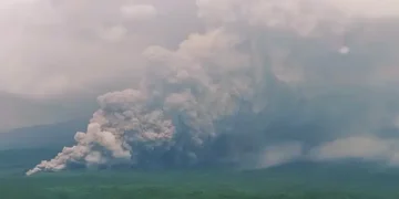 جاوا میں آتش فشانی دھماکہ، آسمان میں دو کلومیٹر بلند راکھ کا ستون 32 جاوا میں آتش فشانی دھماکہ، آسمان میں دو کلومیٹر بلند راکھ کا ستون