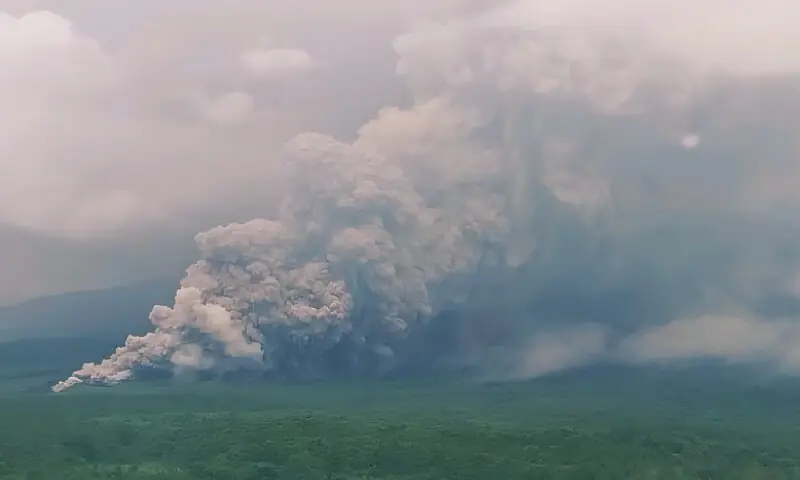 جاوا میں آتش فشانی دھماکہ، آسمان میں دو کلومیٹر بلند راکھ کا ستون