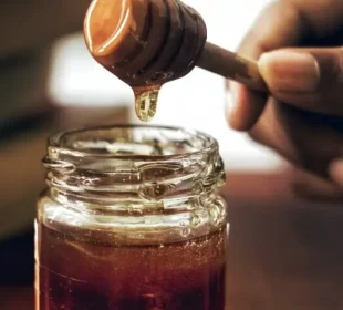 شہد کے رنگ اور گاڑھا ہونے کا راز: کیا واقعی خراب ہوتا ہے؟