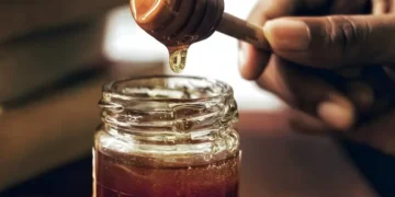 شہد کے رنگ اور گاڑھا ہونے کا راز: کیا واقعی خراب ہوتا ہے؟ 3 شہد کے رنگ اور گاڑھا ہونے کا راز: کیا واقعی خراب ہوتا ہے؟