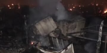 گلستانِ جوہر میں آگ بھڑک اٹھی، درجنوں جھونپڑیاں جل کر خاکستر