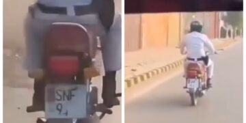 کراچی میں ٹریفک پولیس اہلکار کا ای چالان سے بچنے کا انوکھا طریقہ منظرِ عام پر 23 کراچی میں ٹریفک پولیس اہلکار کا ای چالان سے بچنے کا انوکھا طریقہ منظرِ عام پر