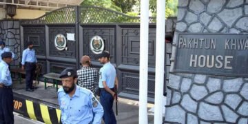 پی ٹی آئی رہنماؤں کے وارنٹ گرفتاری: پولیس کے پی ہاؤس پہنچ گئی