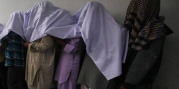 کراچی: عمرہ ویزے پر اٹلی جانے کی کوشش ناکام، 5 افراد گرفتار