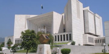 سابق چیف جسٹس جواد ایس خواجہ نے 27 ویں آئینی ترمیم کو سپریم کورٹ میں چیلنج کر دیا 10 سابق چیف جسٹس جواد ایس خواجہ نے 27 ویں آئینی ترمیم کو سپریم کورٹ میں چیلنج کر دیا