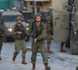 اسرائیلی فوج کی فائرنگ سے دو بچےشہید، غزہ میں اجتماعی قبرسے 51 لاشیں برآمد