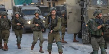 اسرائیلی فوج کی فائرنگ سے دو بچےشہید، غزہ میں اجتماعی قبرسے 51 لاشیں برآمد