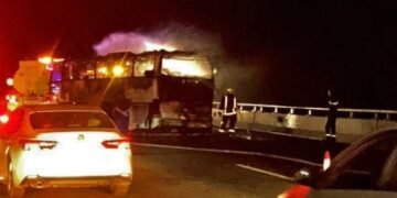 مدینہ میں عمرہ زائرین کی بس آئل ٹینکر سے ٹکرا گئی؛ متعدد افراد کے جاں بحق ہونے کی اطلاعات