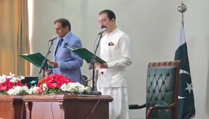 آزاد کشمیر کے نئے وزیراعظم فیصل راٹھور نے حلف اٹھا لیا