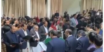 آزاد کشمیر کی 18 رکنی نئی کابینہ نے حلف اٹھا لیا 24 آزاد کشمیر کی 18 رکنی نئی کابینہ نے حلف اٹھا لیا