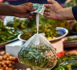 ٹماٹر 57 فیصد مزید مہنگا، چینی اور لہسن کی قیمتوں میں بھی اضافہ 10 ٹماٹر 57 فیصد مزید مہنگا، چینی اور لہسن کی قیمتوں میں بھی اضافہ