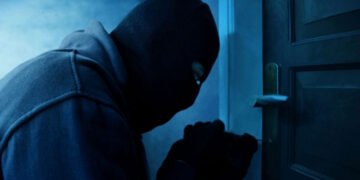 کراچی: چوری کی انوکھی واردات ، ملزمان دو روز بعد سامان واپس پھینک گئے