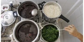 خاتون نے کھانے میں پانی کی جگہ تیزاب ڈال دیا، اہلخانہ اسپتال منتقل