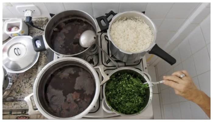 خاتون نے کھانے میں پانی کی جگہ تیزاب ڈال دیا، اہلخانہ اسپتال منتقل