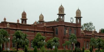 مبینہ ہراسانی کیس: وائس چانسلر کا فوری ایکشن، پروفیسر یونیورسٹی سے بے دخل 14 مبینہ ہراسانی کیس: وائس چانسلر کا فوری ایکشن، پروفیسر یونیورسٹی سے بے دخل
