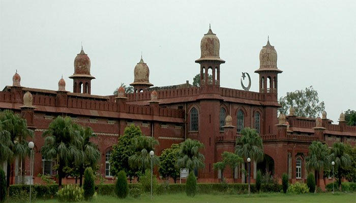 مبینہ ہراسانی کیس: وائس چانسلر کا فوری ایکشن، پروفیسر یونیورسٹی سے بے دخل 1 مبینہ ہراسانی کیس: وائس چانسلر کا فوری ایکشن، پروفیسر یونیورسٹی سے بے دخل