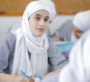 غزہ: طالبات نے مشکل حالات میں انٹرمیڈیٹ امتحانات میں شاندار کارکردگی دکھادی