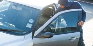 الیکٹرانک آلات کے ذریعے کاریں چند منٹ میں چوری، حکام نے سخت قوانین نافذ کر دیے 31 الیکٹرانک آلات کے ذریعے کاریں چند منٹ میں چوری، حکام نے سخت قوانین نافذ کر دیے