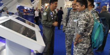 دبئی ایئر شو 2025 میں بھارتی فضائیہ کے اہلکاروں کی پاکستانی پویلین میں دلچسپی 22 دبئی ایئر شو 2025 میں بھارتی فضائیہ کے اہلکاروں کی پاکستانی پویلین میں دلچسپی
