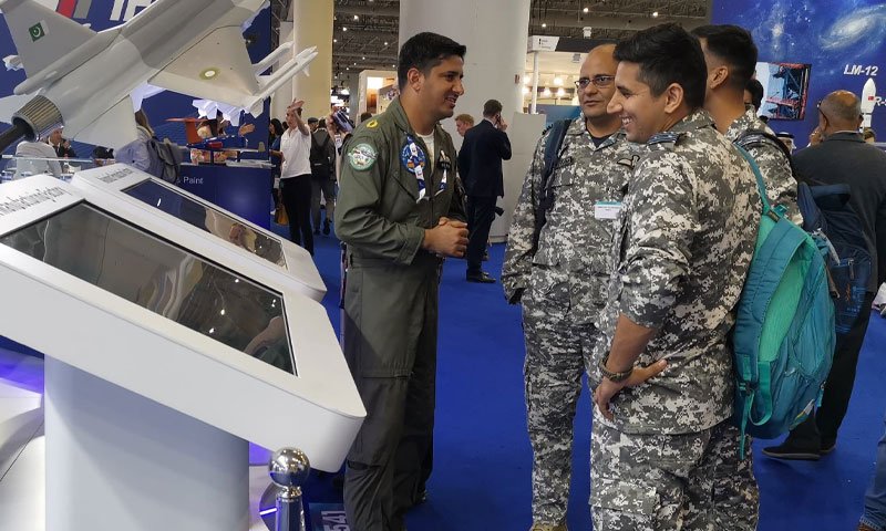 دبئی ایئر شو 2025 میں بھارتی فضائیہ کے اہلکاروں کی پاکستانی پویلین میں دلچسپی
