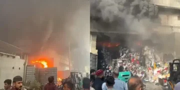 لانڈھی میں گارمنٹس فیکٹری میں آگ، شہر بھر سے فائر ٹینڈرز طلب 33 لانڈھی میں گارمنٹس فیکٹری میں آگ، شہر بھر سے فائر ٹینڈرز طلب