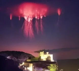 زمین کے اوپر سرخ روشنی کے ستون: پراسرار برقی مظاہر کی نئی جھلک