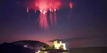 زمین کے اوپر سرخ روشنی کے ستون: پراسرار برقی مظاہر کی نئی جھلک