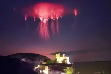 زمین کے اوپر سرخ روشنی کے ستون: پراسرار برقی مظاہر کی نئی جھلک