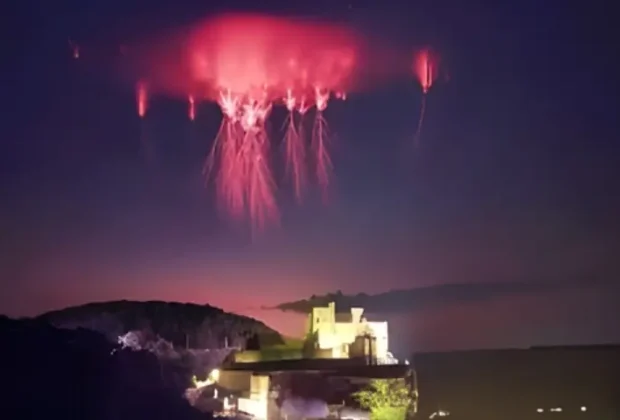 زمین کے اوپر سرخ روشنی کے ستون: پراسرار برقی مظاہر کی نئی جھلک