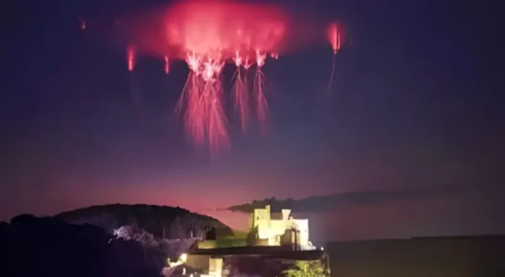 زمین کے اوپر سرخ روشنی کے ستون: پراسرار برقی مظاہر کی نئی جھلک